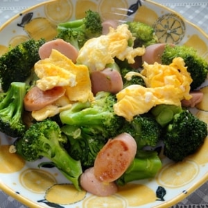 ブロッコリーと魚肉ソーセージと卵の炒め物